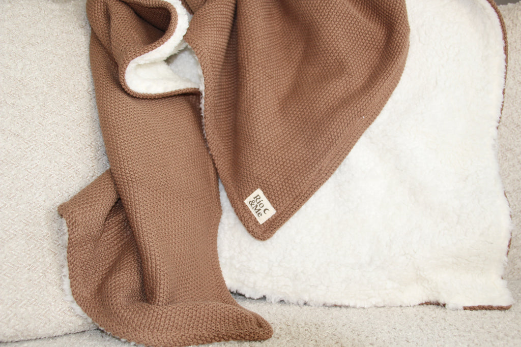 Gepersonaliseerd gebreid babydekentje – Bruin