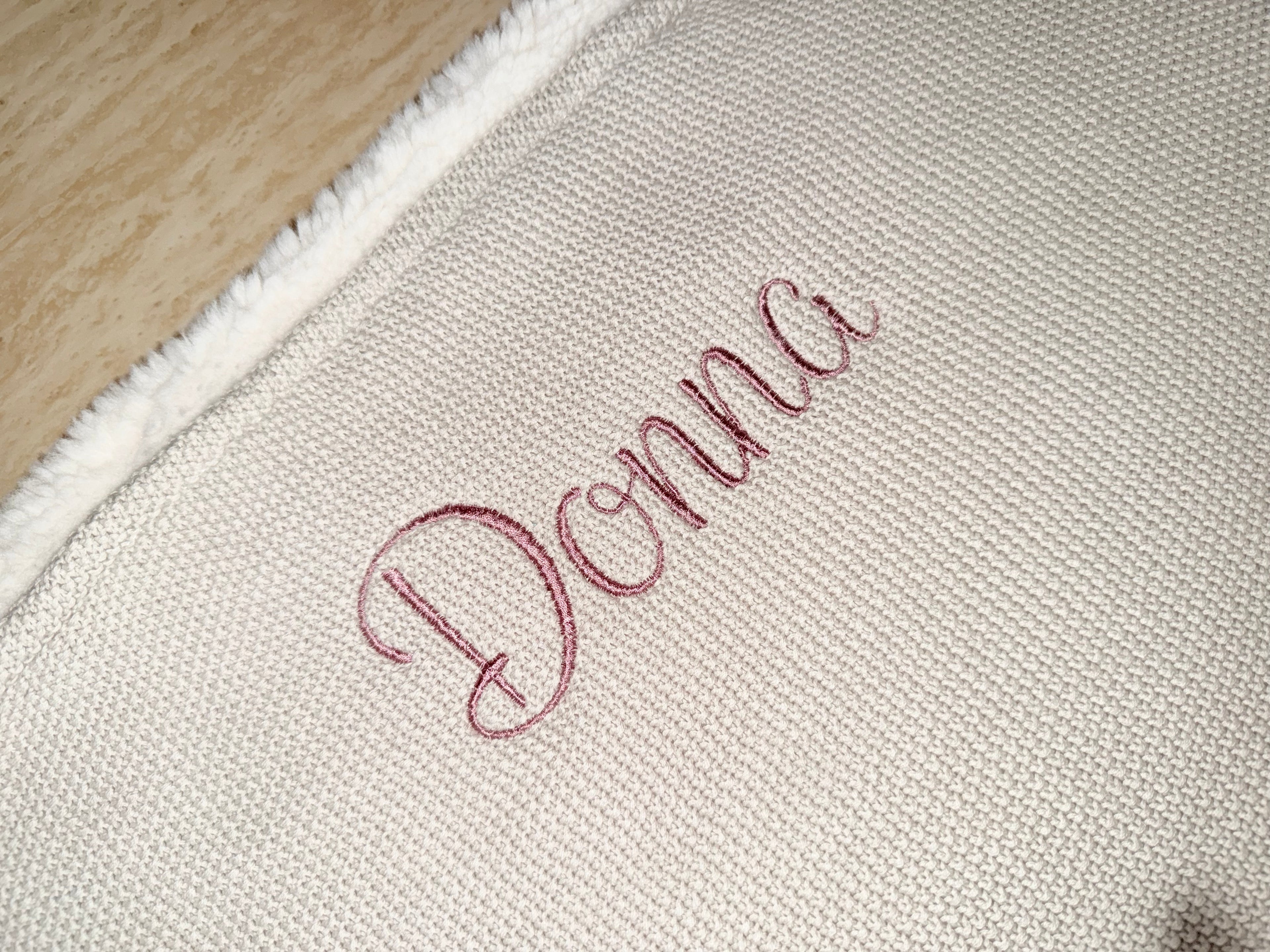 Gepersonaliseerd gebreid babydekentje – Bruin