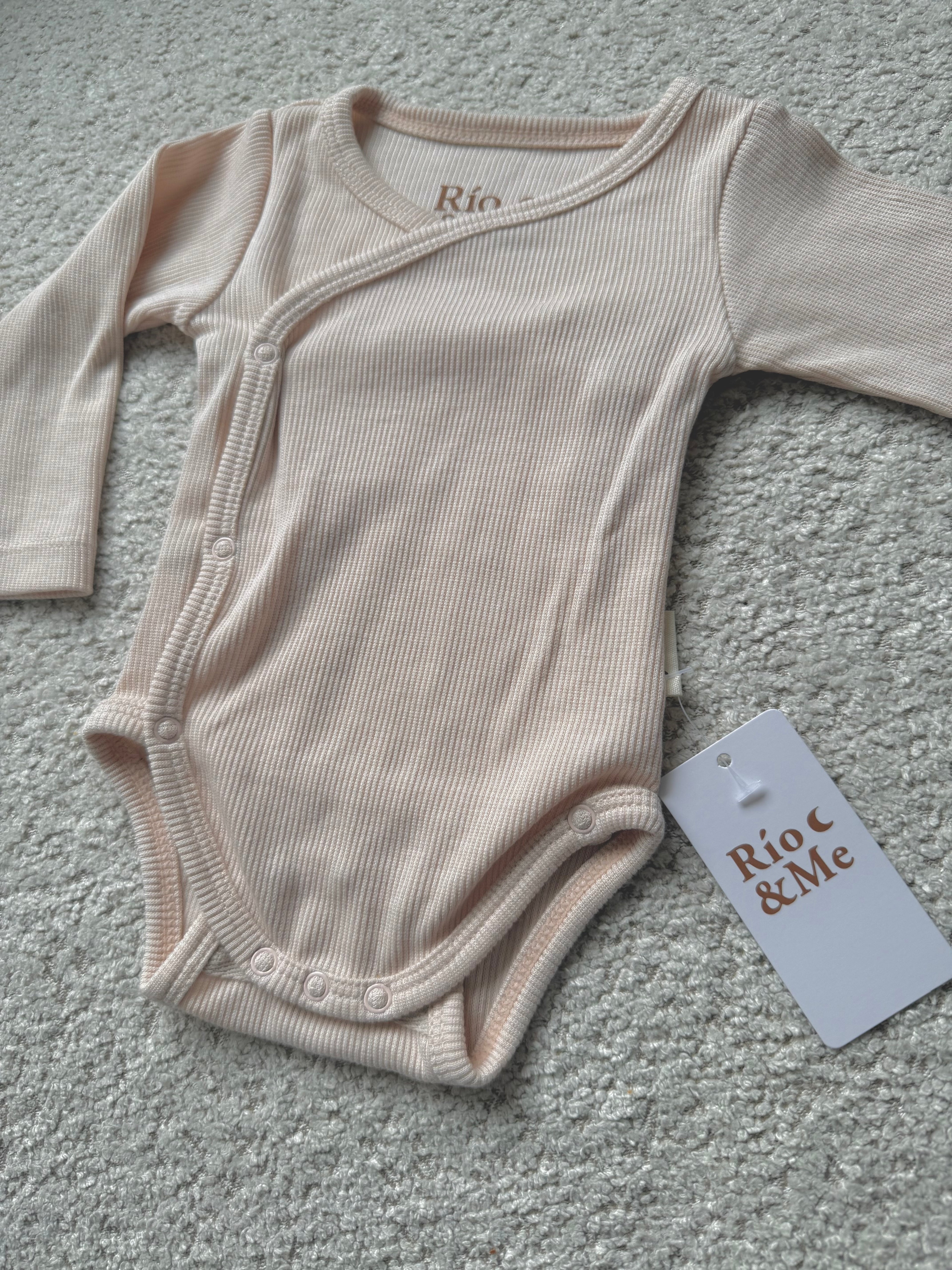 Romper rib lange mouw – Latte – maat 50–56