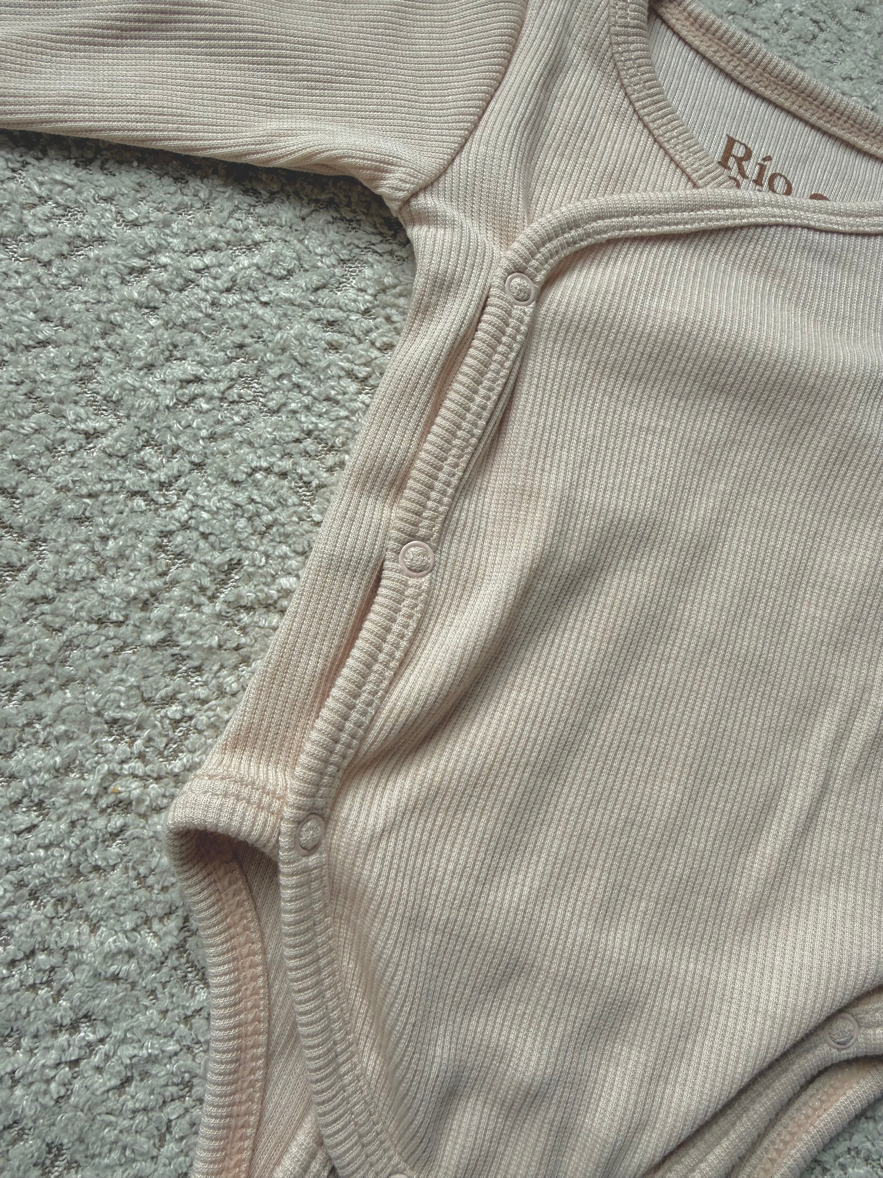 Romper rib lange mouw – Latte – maat 50–56