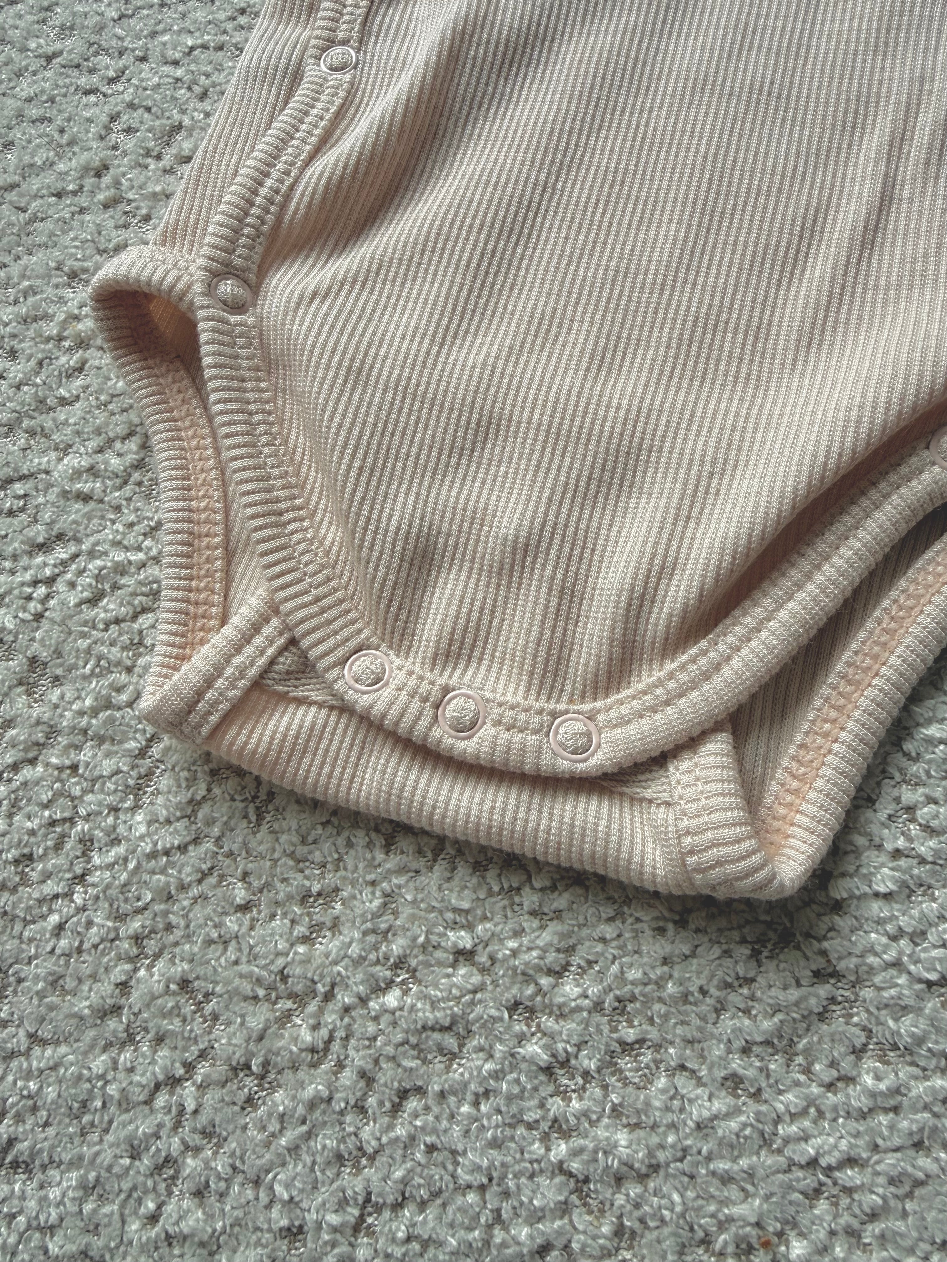 Romper rib lange mouw – Latte – maat 50–56